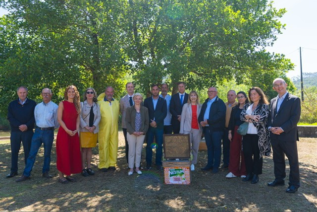 foto - Iniciativa da Nestlé «Juntos Pelas Abelhas» 2026 - com o Subdiretor-Geral da DGAV, Dr. Mário Santiago, acompanhado pela Senhora Chefe de Divisão de Epidemiologia e Saúde Animal, Dr.ª Ana Caria